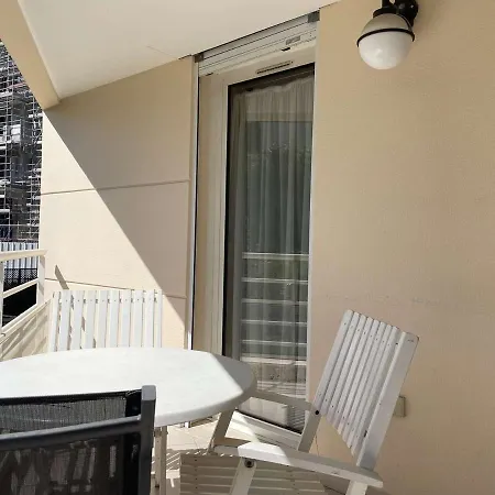 דירה 2p A Juan Les Pins : Emplacement Ideal, Parking, Terrasses, Proche Et Commerces - Fr-1-252-188