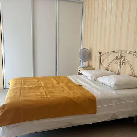 2p A Juan Les Pins : Emplacement Ideal, Parking, Terrasses, Proche Et Commerces - Fr-1-252-188 אנטיב